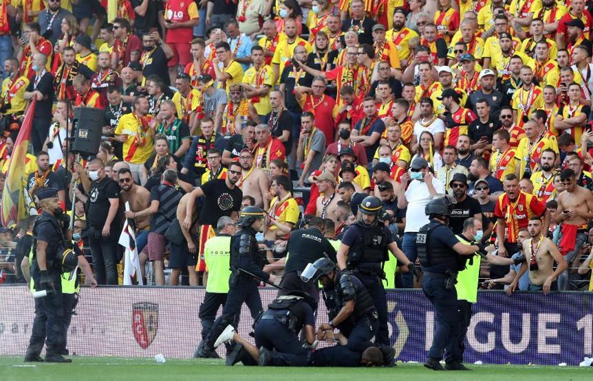 Son dakika... Lens-Lille maçında ortalık savaş alanına döndü