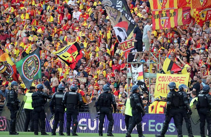 Son dakika... Lens-Lille maçında ortalık savaş alanına döndü