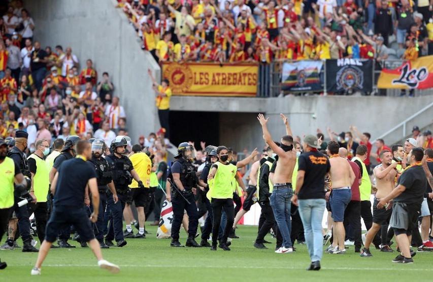 Son dakika... Lens-Lille maçında ortalık savaş alanına döndü