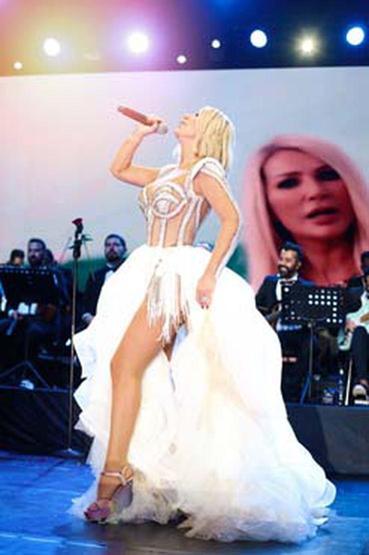 Seda Sayanın sürpriz misafiri konseri bastı