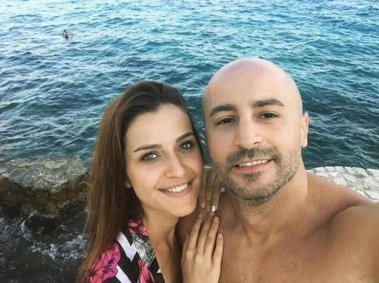 Tekne tatiline çıkan İrem Helvacıoğlu kano üzerinde poz verdi
