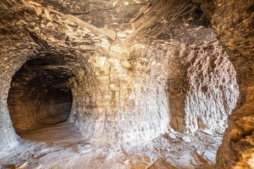 Mahalle halkı kışlık malzeme saklıyordu Apartman mağaralar ilgi odağı oldu