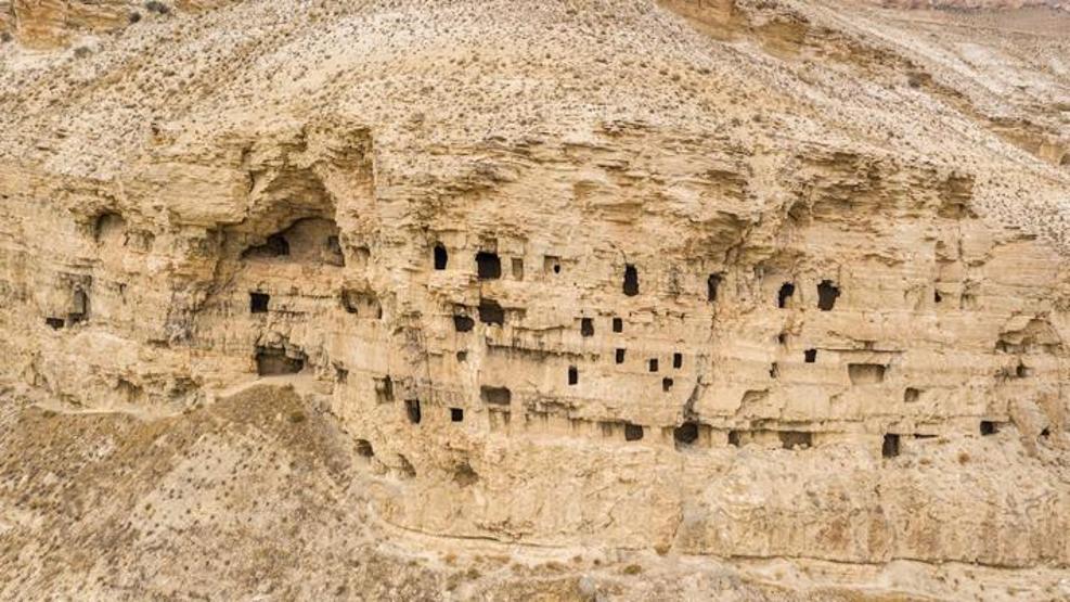 Mahalle halkı kışlık malzeme saklıyordu Apartman mağaralar ilgi odağı oldu