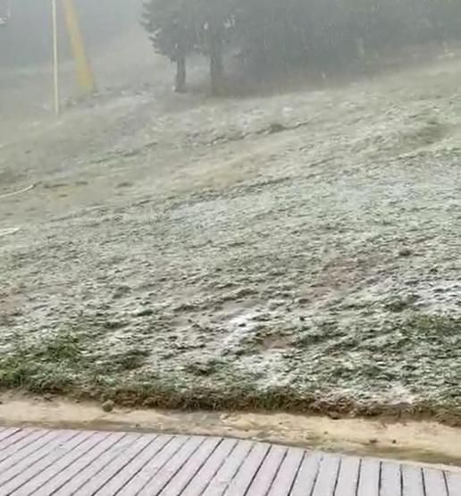 Uludağ ve Kartalkayaya mevsimin ilk kar yağışı düştü