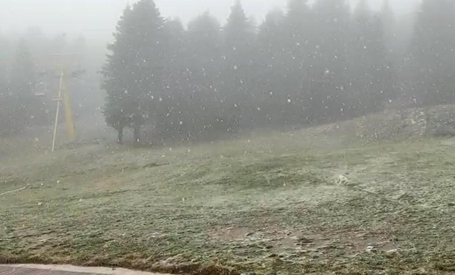 Uludağ ve Kartalkayaya mevsimin ilk kar yağışı düştü