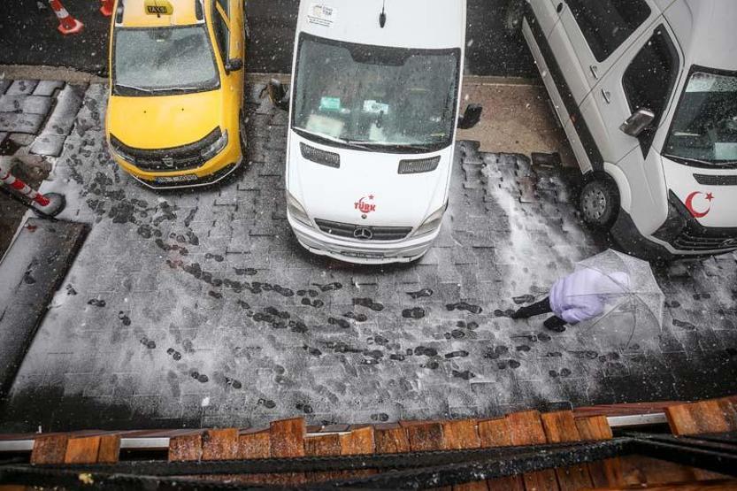 Uludağ ve Kartalkayaya mevsimin ilk kar yağışı düştü