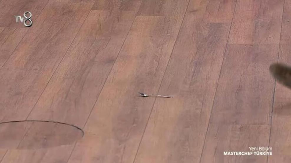 MasterChef Somer Sivrioğlu yarışmacının yemeğine kaşık attı