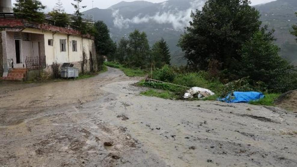 Karadenizde sağanak; Trabzonda ırmak taştı, Rizede heyelan meydana geldi