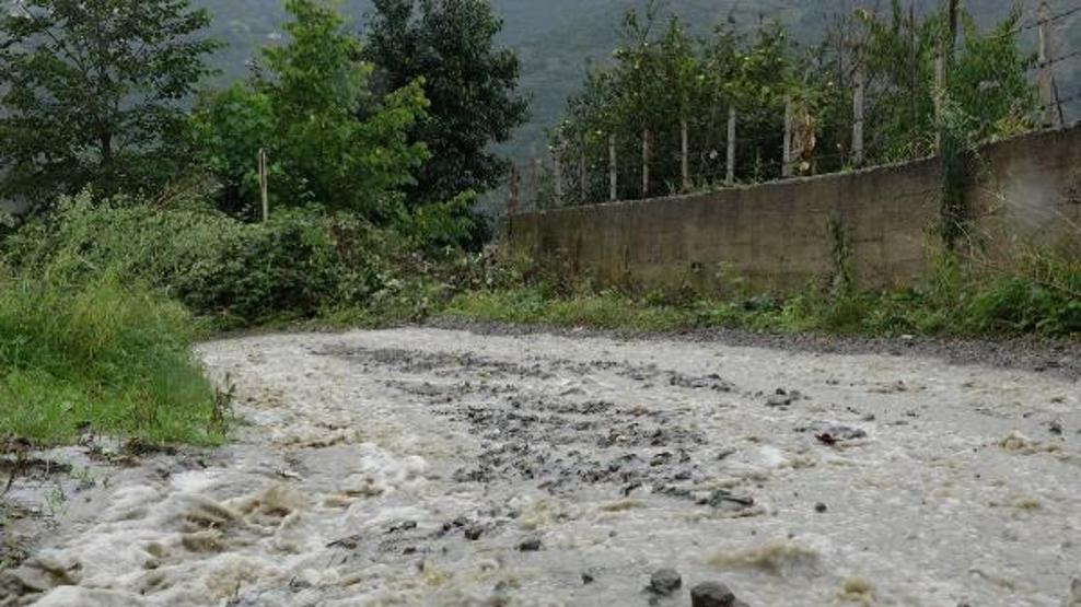 Karadenizde sağanak; Trabzonda ırmak taştı, Rizede heyelan meydana geldi