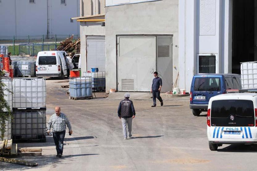 Asit kuyusuna düşen fabrika sahibi ile kurtarmaya çalışan işçi öldü