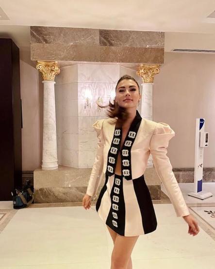 Burcu Özberk ödül töreninde giydiği iddialı kıyafetiyle dikkat çekti