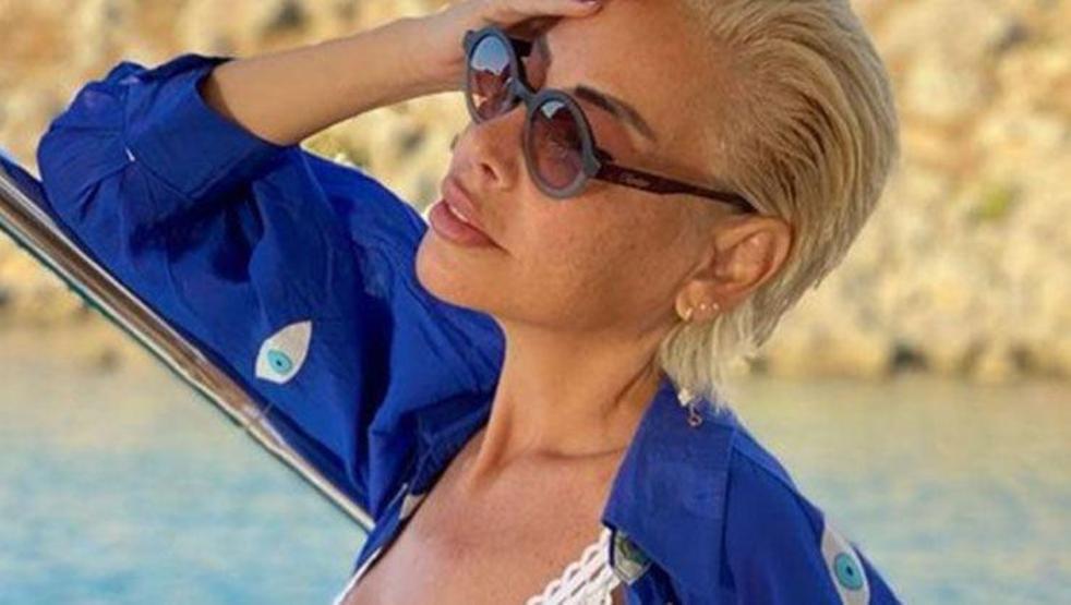 Linetin bikinili pozlarında dikkat çeken göbek detayı