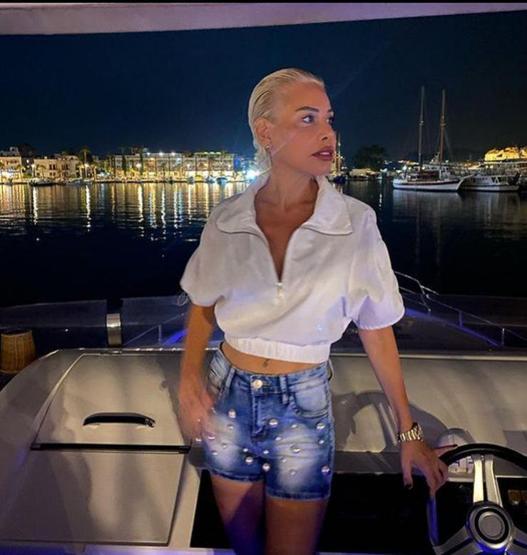 Linetin bikinili pozlarında dikkat çeken göbek detayı