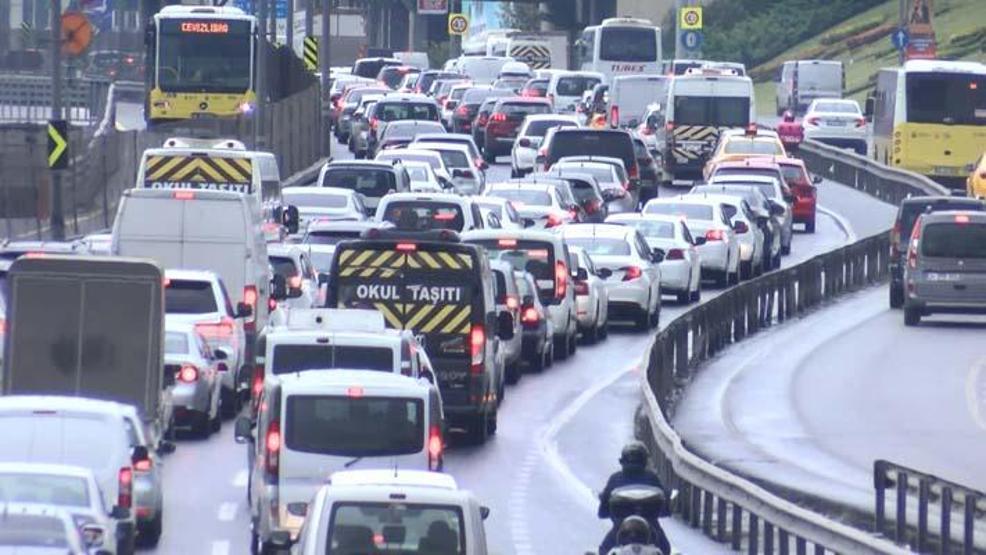 İstanbulda iş çıkış saatlerinde trafik yoğunluğu