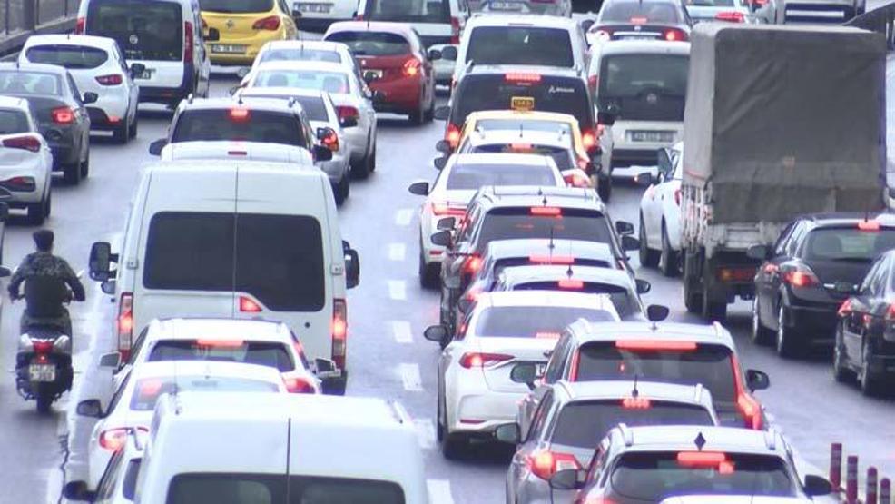 İstanbulda iş çıkış saatlerinde trafik yoğunluğu