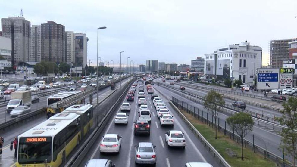 İstanbulda iş çıkış saatlerinde trafik yoğunluğu