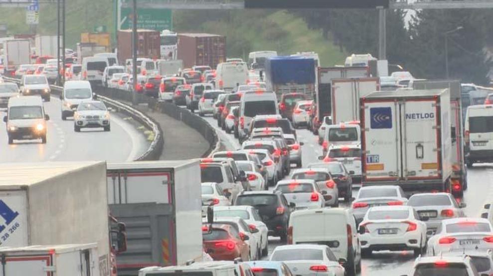 İstanbulda iş çıkış saatlerinde trafik yoğunluğu
