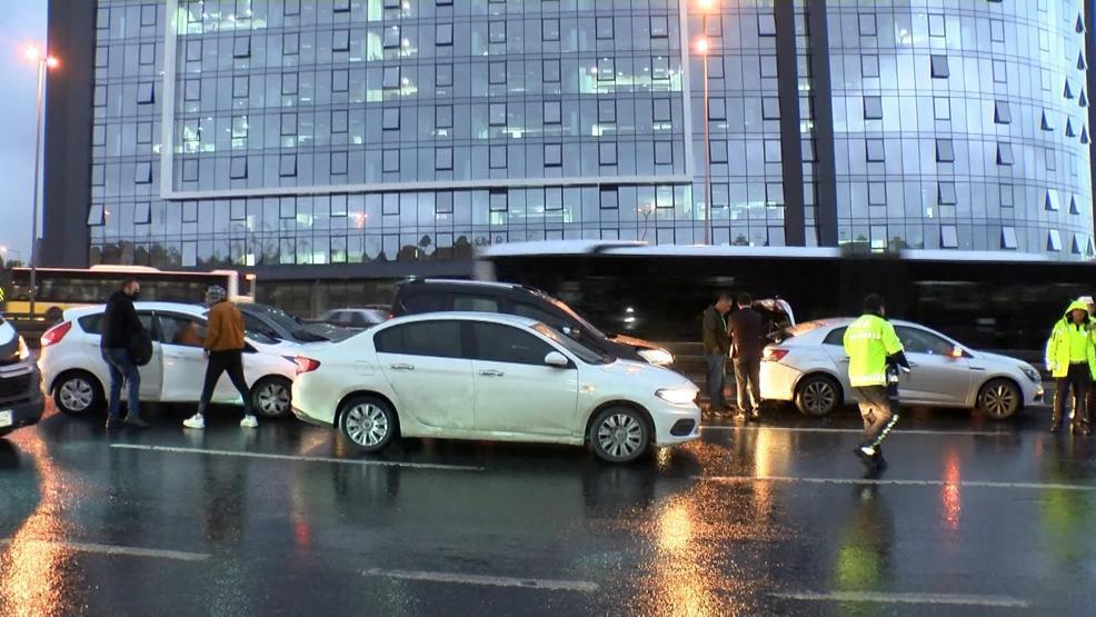 İstanbulda D100 Karayolunda art arda trafik kazaları