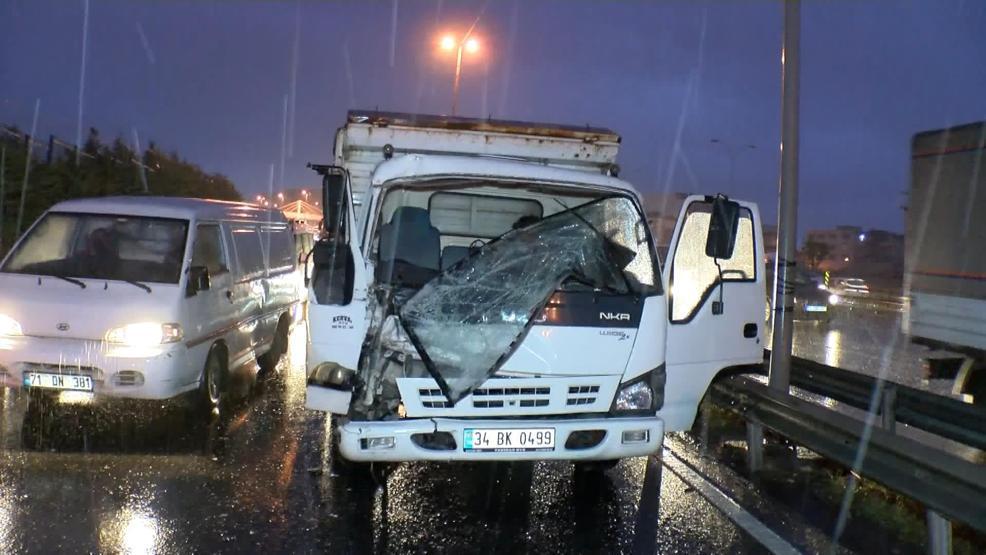 İstanbulda D100 Karayolunda art arda trafik kazaları