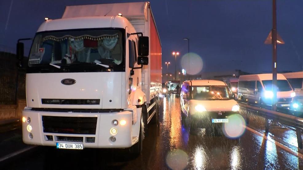İstanbulda D100 Karayolunda art arda trafik kazaları