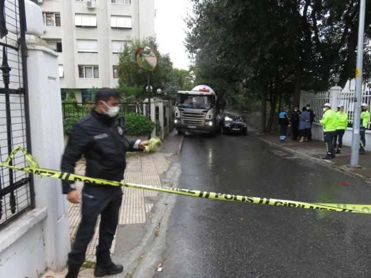 Beton mikseri ve otomobilin arasında sıkıştı