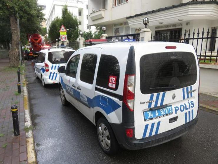 Beton mikseri ve otomobilin arasında sıkıştı