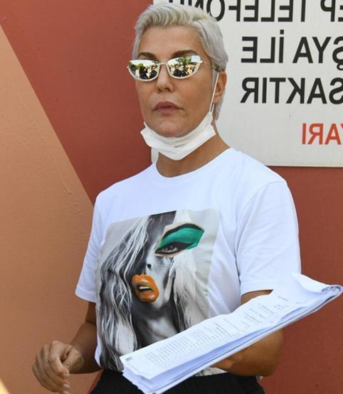 Deniz Akkayanın canlı yayına çekiçle çıkması gündem oldu: Cam kırmadan güne başlayamam