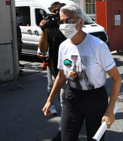 Deniz Akkayanın canlı yayına çekiçle çıkması gündem oldu: Cam kırmadan güne başlayamam