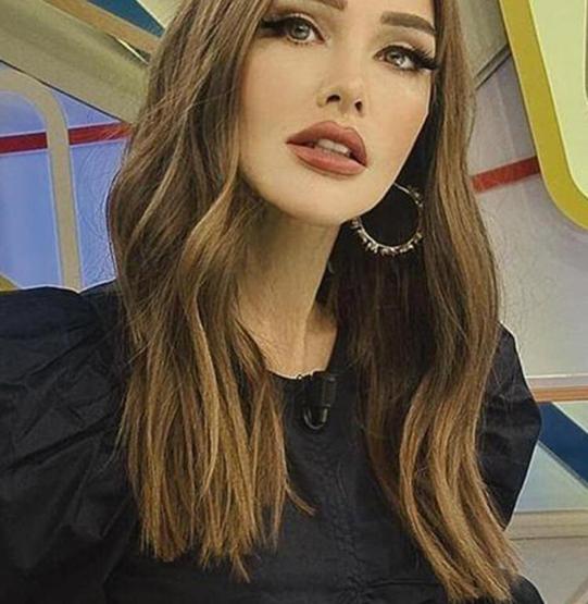 Deniz Akkayanın canlı yayına çekiçle çıkması gündem oldu: Cam kırmadan güne başlayamam