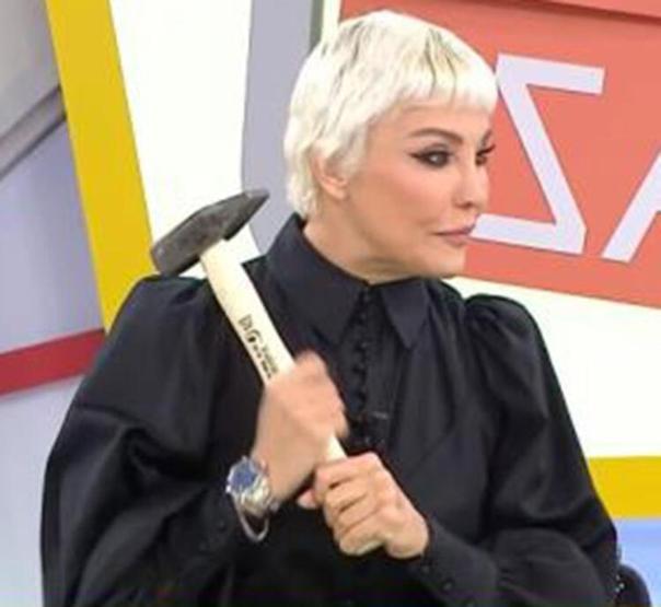 Deniz Akkayanın canlı yayına çekiçle çıkması gündem oldu: Cam kırmadan güne başlayamam