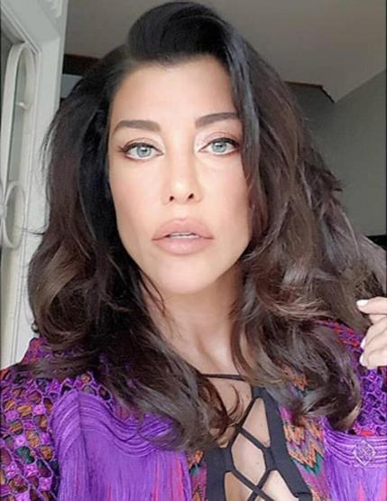 Deniz Akkayanın canlı yayına çekiçle çıkması gündem oldu: Cam kırmadan güne başlayamam