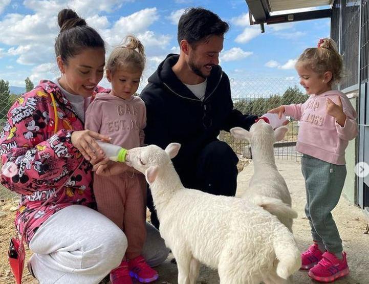 Pelin Akil ve Anıl Altan çifti kızlarıyla çiftlik ziyaretine gitti