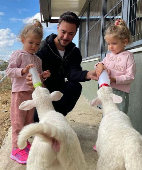 Pelin Akil ve Anıl Altan çifti kızlarıyla çiftlik ziyaretine gitti