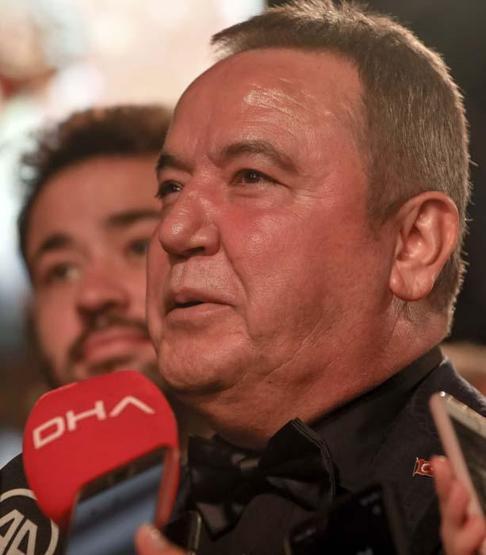 Ünlü oyuncu Altın Portakala annesinin diktiği kıyafetle geldi