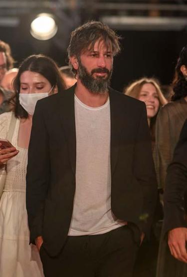 Ünlü oyuncu Altın Portakala annesinin diktiği kıyafetle geldi