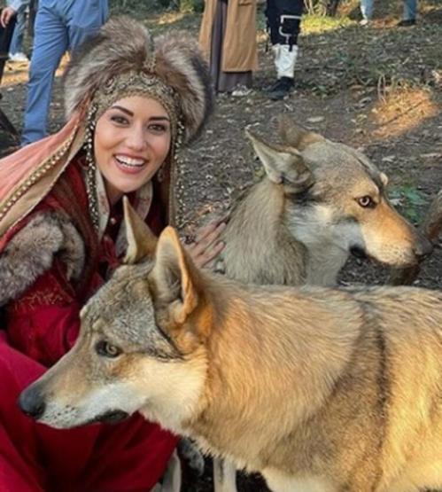 Fahriye Evcenin pozlarına beğeni ve yorum yağdı