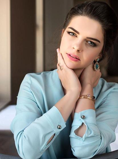 Pelin Karahan imaj değiştirdi Formda vücudu ise dikkat çekti