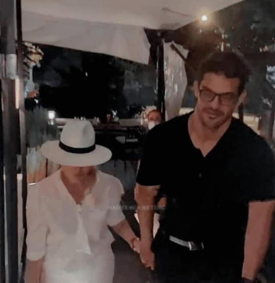 Hadise aşka geldi Mehmet Dinçerlere şarkılı gönderme