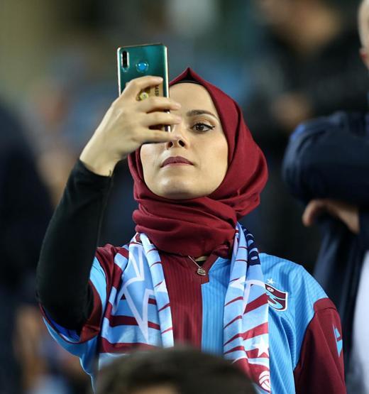 Trabzonspor tribünlerinden renkli görüntüler