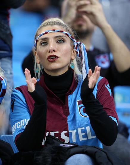 Trabzonspor tribünlerinden renkli görüntüler