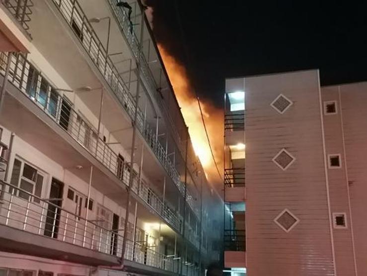 Yazlık sitedeki binanın çatısı alev alev yandı