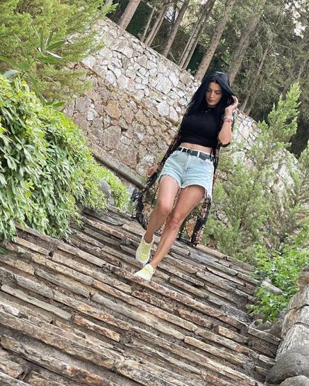 Aleyna Tilkinin annesi Havva Öztel cesur elbisesiyle dikkat çekti
