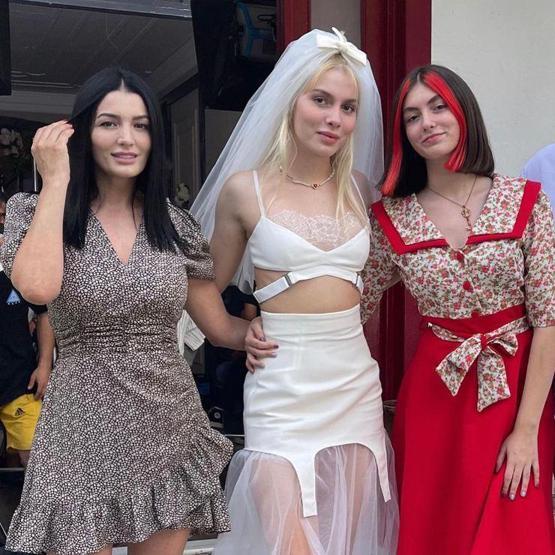 Aleyna Tilkinin annesi Havva Öztel cesur elbisesiyle dikkat çekti