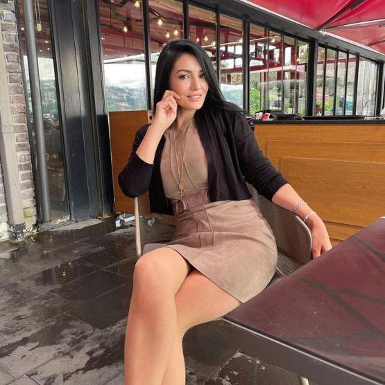 Aleyna Tilkinin annesi Havva Öztel cesur elbisesiyle dikkat çekti