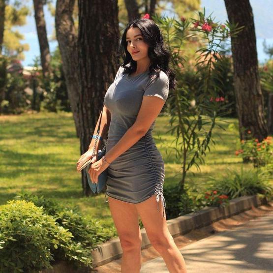 Aleyna Tilkinin annesi Havva Öztel cesur elbisesiyle dikkat çekti
