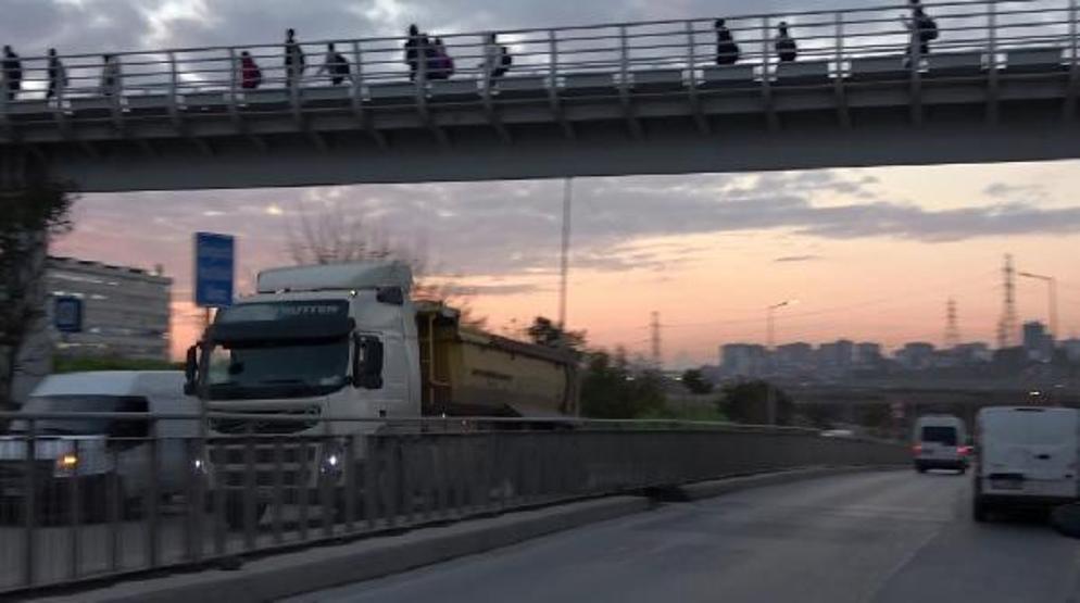 Okul yolundan geçen hafriyat kamyonları tedirgin ediyor