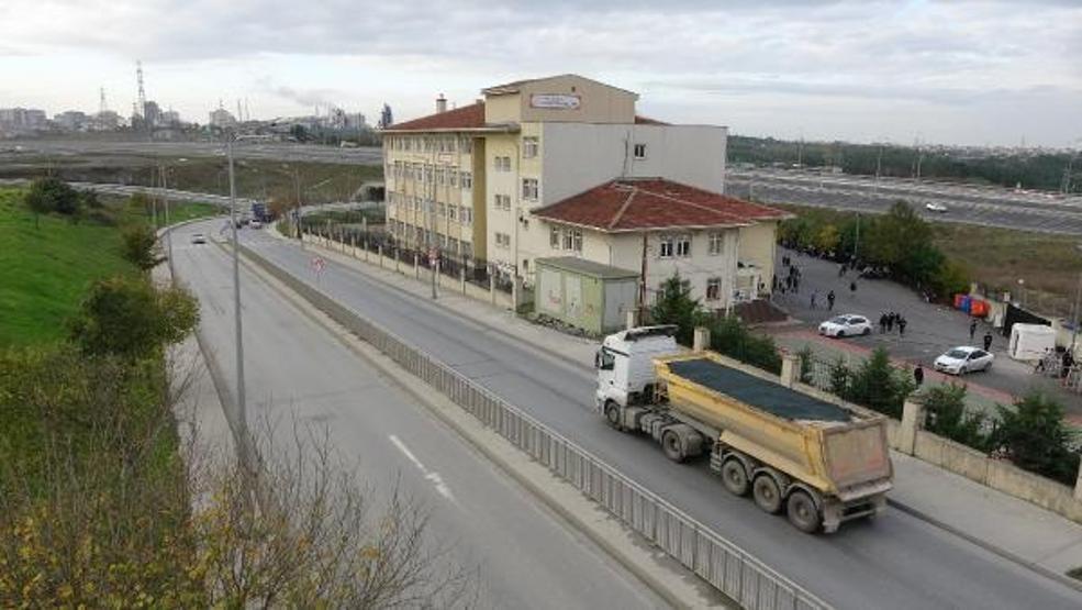 Okul yolundan geçen hafriyat kamyonları tedirgin ediyor