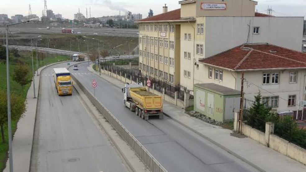 Okul yolundan geçen hafriyat kamyonları tedirgin ediyor