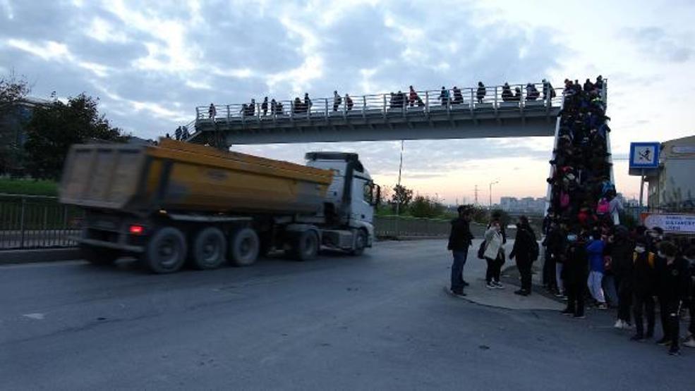 Okul yolundan geçen hafriyat kamyonları tedirgin ediyor