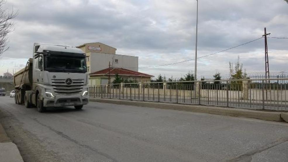 Okul yolundan geçen hafriyat kamyonları tedirgin ediyor